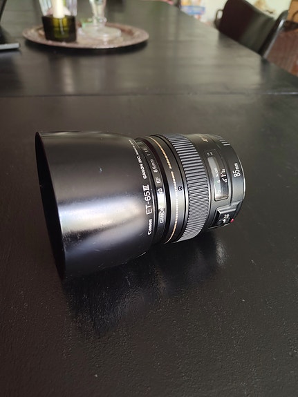 Canon EF 85mm f/1.8 USM -keskipitkä teleobjektiivi ja ET-65III vastavalosuoja