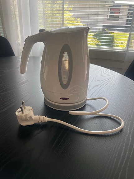 Severin vedenkeitin valkoinen