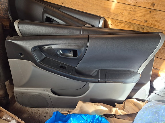 Subaru Forester SF ovipahvit nahkaverhoilulla