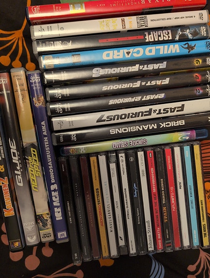 DVD- ja CD-levyjen sekapaketti