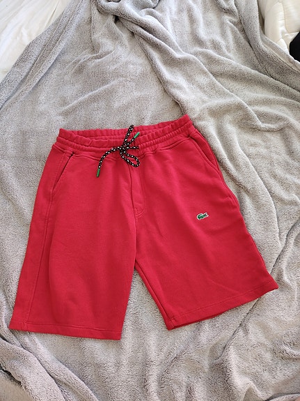 Punaiset shortsit kokoa M