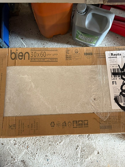 Myydään 4 pakettia seinälaattoja.