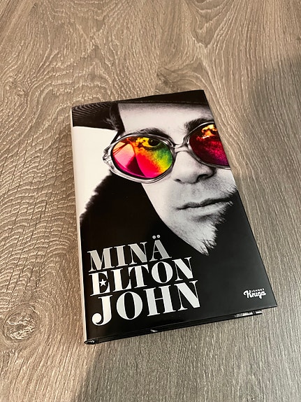 Minä Elton John -kirja kovakantinen