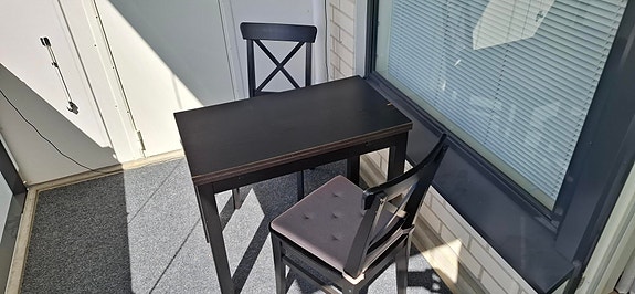 Ikea Bjursta ruokapöytä ja 2 tuolia pehmusteineen, väri musta