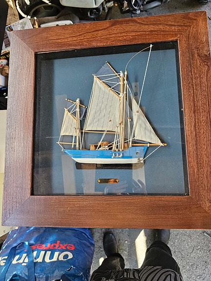 Shadow box Thonier purjelaiva taulu puukehyksellä