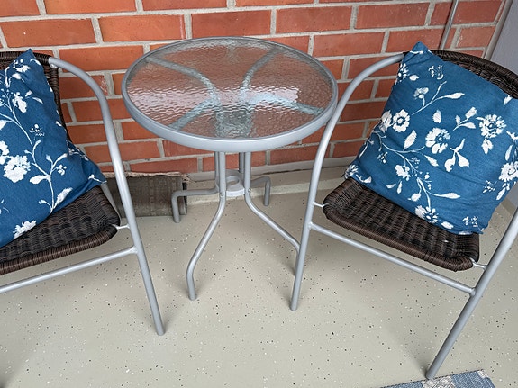Parvekekalustesetti pöytä ja kaksi tuolia