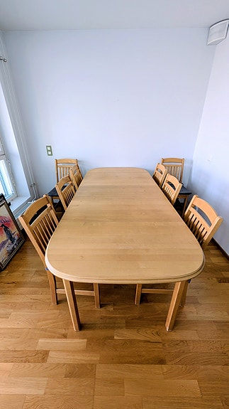 Puinen ruokapöytä ja 8 tuolia