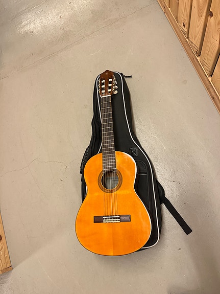 Yamaha CGS102A akustinen kitara