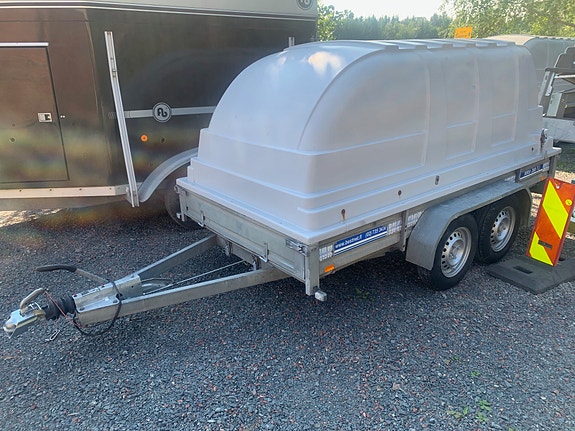 AKU 300T 1600kg perävaunu kuomulla ja kipillä