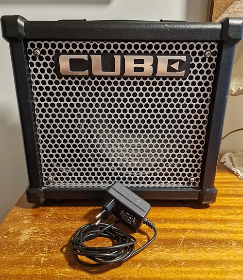 Varattu Roland Cube-10GX kitaravahvistin