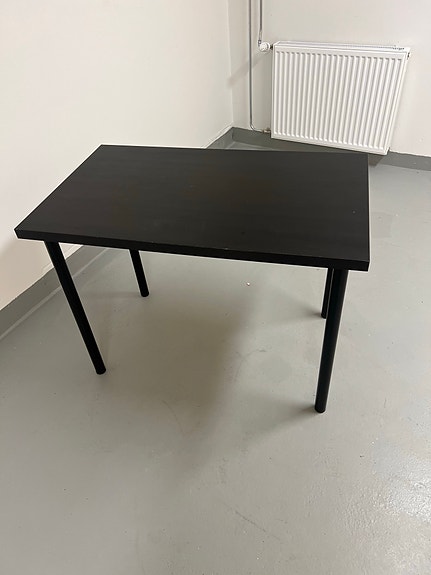 Musta työpöytä