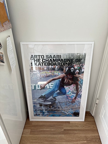Arto Saari The Champagne of Skateboarding juliste kehyksillä