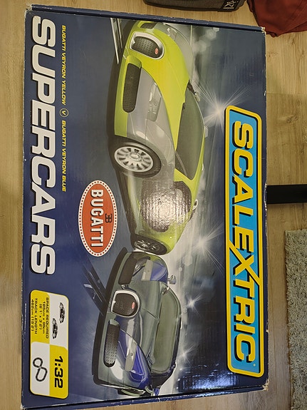 Scalextric-ratapaketti – 2 rataa, 4 autoa + lisäosia