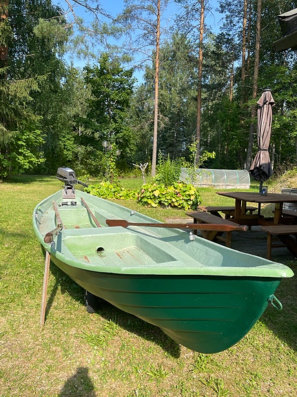 Vihreä soutuvene ja Suzuki 4 hv perämoottorilla