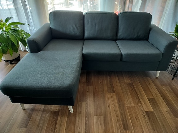 Tummanharmaa divaanisohva
