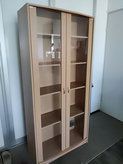Hyväkuntoinen kaappi lasiovilla
