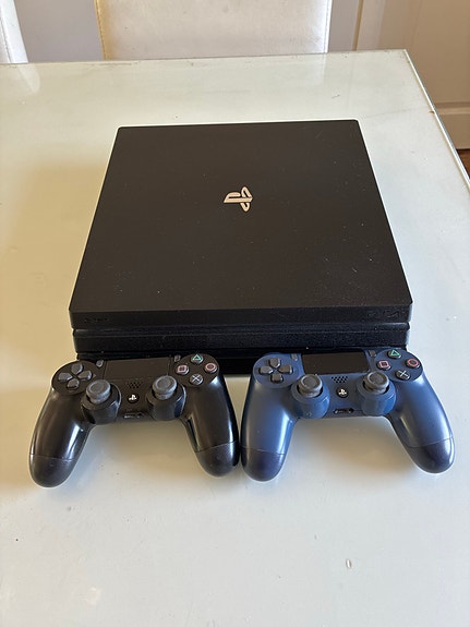 Ps4 Pro 1Tb ja 2 ohjainta