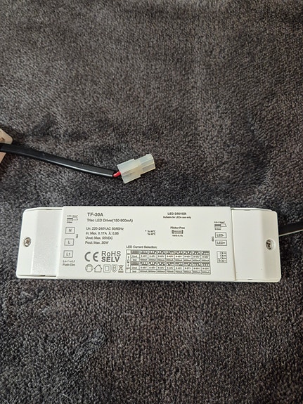 LED-virtalähde 30W himmennettävä 150mA-900mA 9-45V