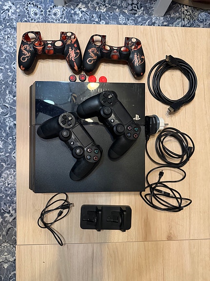 PlayStation 4 CUH-116A (500GB) + 2 ohjainta + tarvikkeet - Hyväkuntoinen