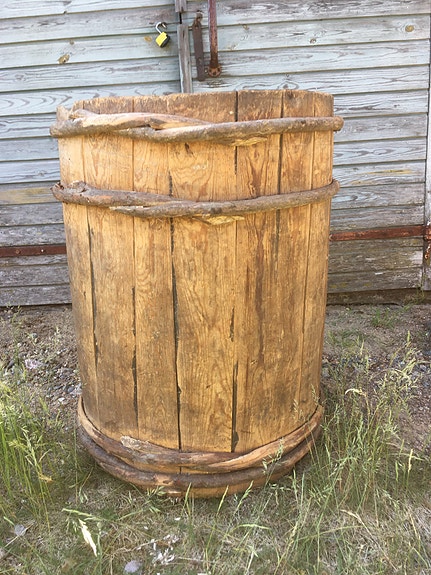 Vanha puinen saavi / tynnyri