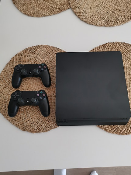 PlayStation 4 Slim 1TB (CUH-2216B) + DualShock 4 V2 (CUH-ZCT2E) 2kpl