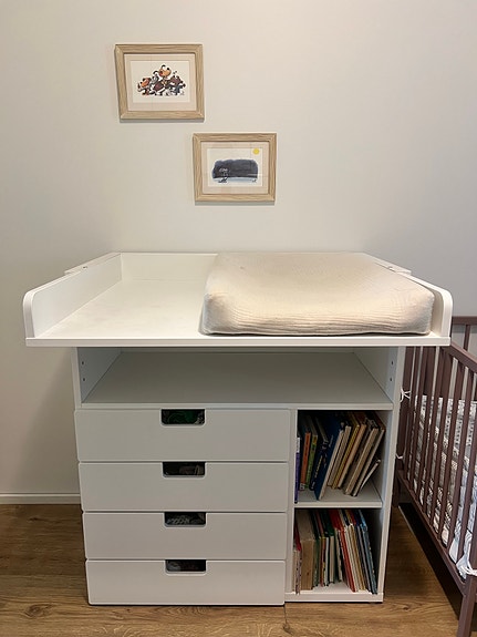 IKEA valkoinen hoitopöytä laatikoilla ja hyllyillä