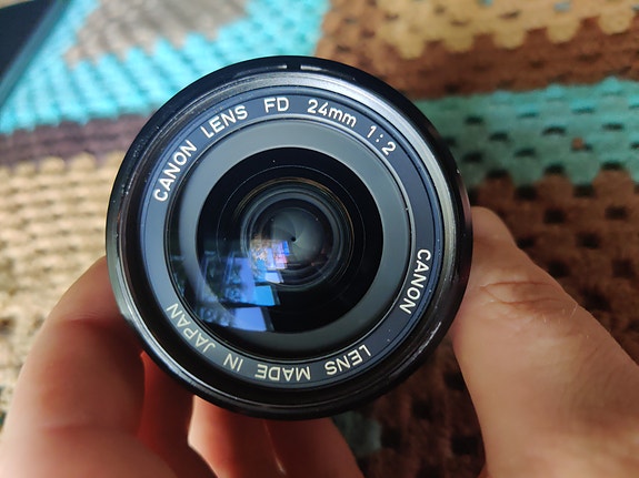 Canon FD 24mm f/2 laajakulmaobjektiivi