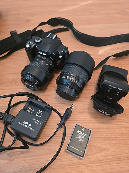 Nikon D40 järjestelmäkamerapaketti + kaksi objektiivia ja salama