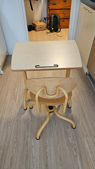 Laadukas Martelan säädettävä lasten työpöytä ja tuoli (retro)