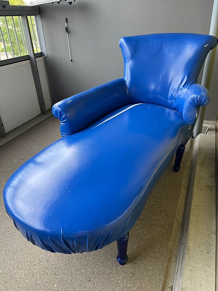 Sininen ainutlaatuinen divaanisohva