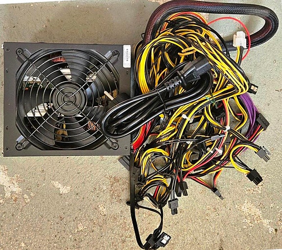 ATX virtalähde 2000W kaapeleilla