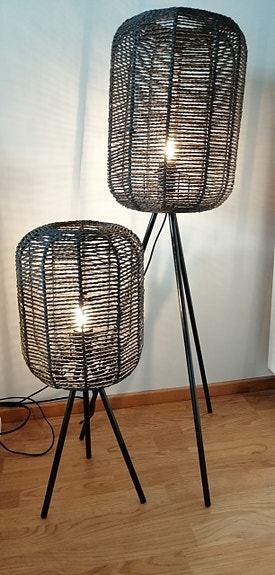 Musta tripod-lattiavalaisin ja pöytävalaisin