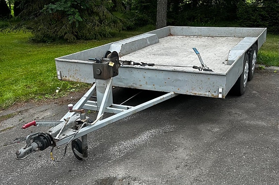 Peräkärry traileri vinssillä ja ajoluiskilla.
