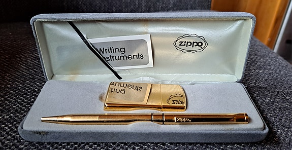 Zippo sytytin ja kynä
