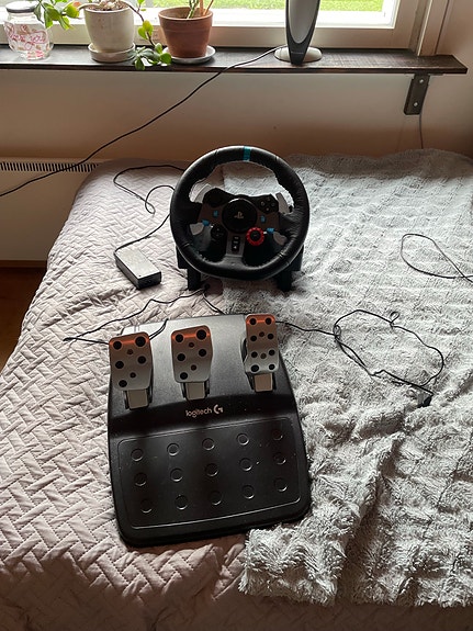 Logitech G29 rattiohjain ja polkimet PS4/PC