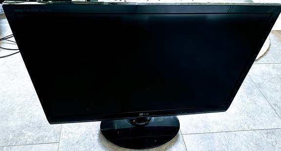 LG 27” 3D näyttö + lasit