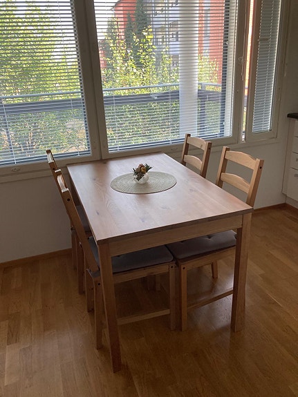 Selling a dining table and four chairs