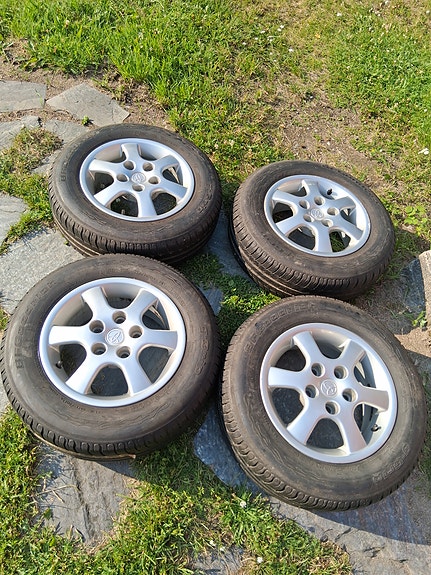 Toyota Carina e  Camry kesärenkaat alumiinivanteilla