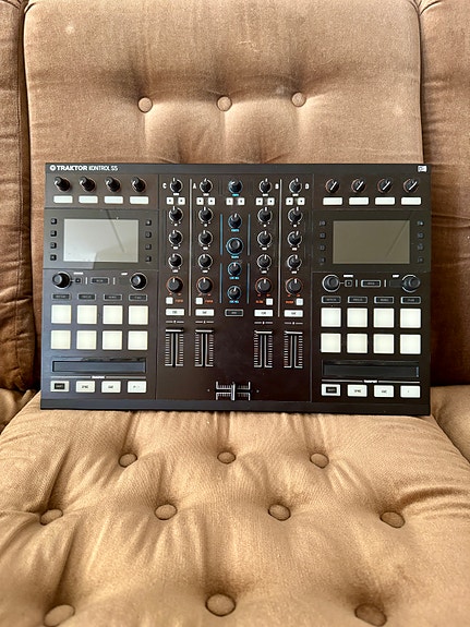 Traktor Kontrol S5 DJ kontrolleri