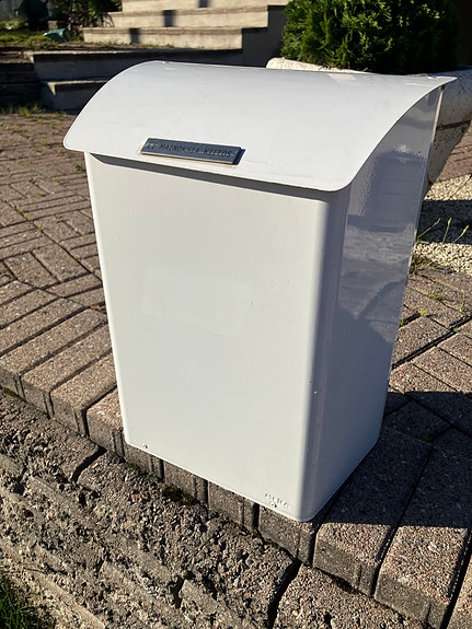 Valkoinen metallinen postilaatikko