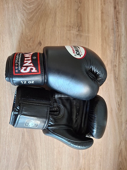 Twins Special -nyrkkeilyhanskat & Fairtex-säärisuojat