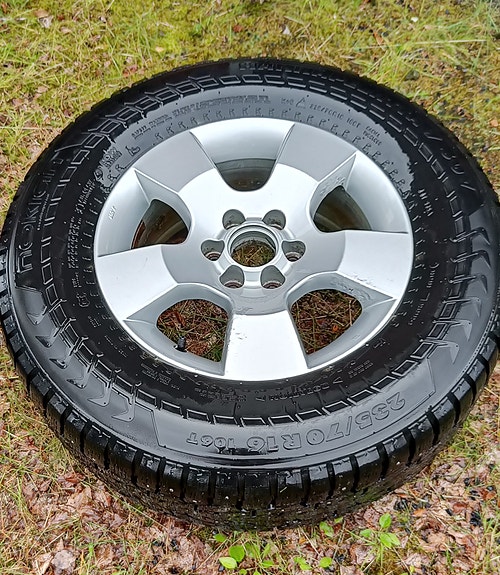 Nissan Navara alumiinivanteet + Hakkapeliitta talvirenkaat