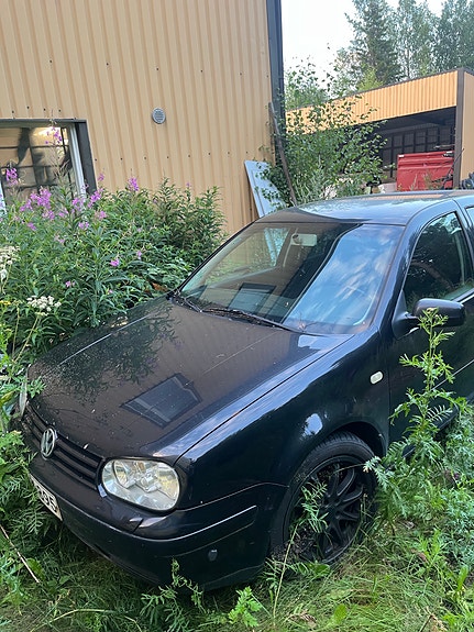 Volkswagen Golf farmari / varaosiksi musta