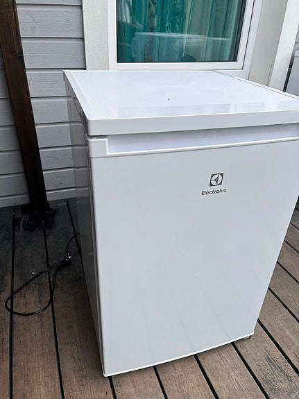 Electrolux jääkaappi pakastelokerolla valkoinen