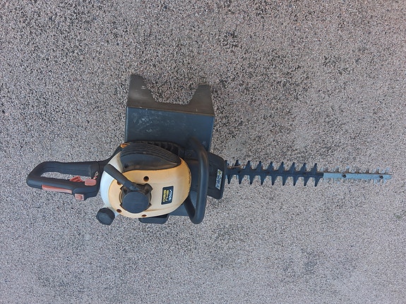 Stiga SH 350 pensasleikkuri ja Stihl FS raivaustrimmeri