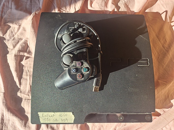 Modattu PlayStation 3 konsoli 2500-sarjaa ulkoisella kovalevyllä ja 100+ pelillä