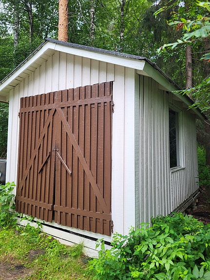 Pihavarasto puinen harjakattoinen