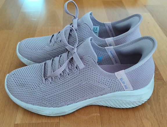 Myytävänä Skechers kengät