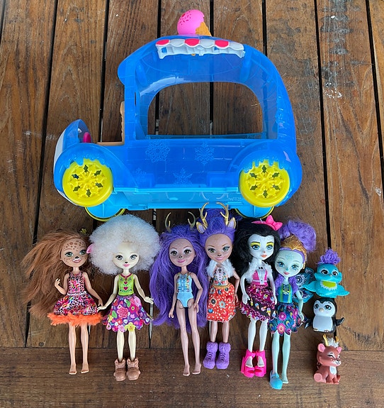 Enchantimals-hahmot ja jäätelöauto