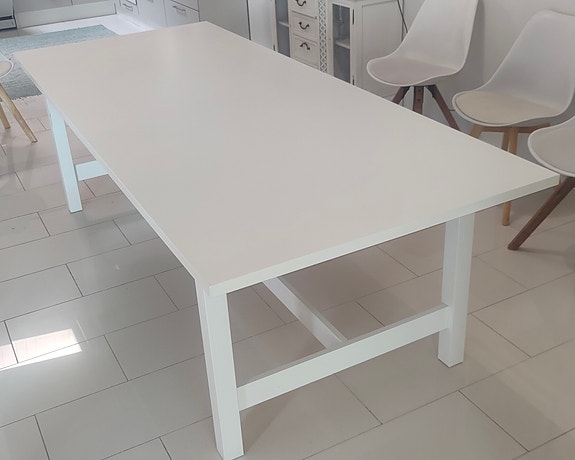 Iso Ikea ruokapöytä